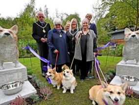 沃尔索尔市议会花费3.5万英镑购买柯基犬雕像向女王致敬，引发众怒