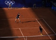 安迪·穆雷(Andy Murray)在巴黎奥运会的双打比赛中以后起之秀的成绩夺冠，延续了他的网球生涯