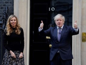 鲍里斯•约翰逊（Boris Johnson）抱怨说，他不得不穿着四角裤在唐宁街10号徘徊，寻找丢失的外卖