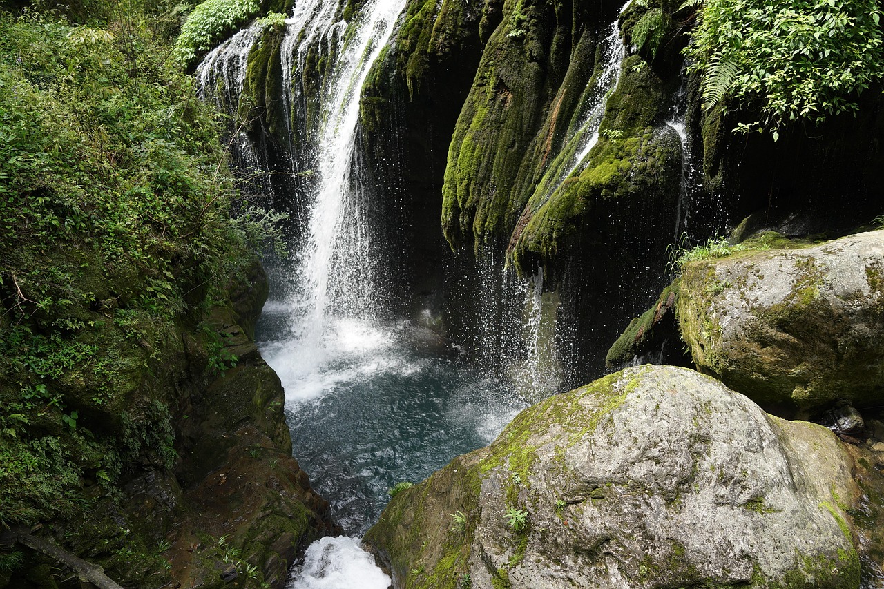 三峡大坝九孔泄洪壮观景象揭秘，壮丽景象与工程奇迹的背后